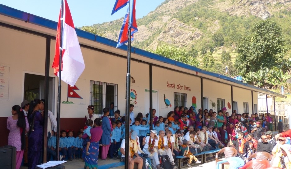 Une photo de la Highschool de Rigaon, prise fin 2018 avec le drapeau de Monaco et du Nepal