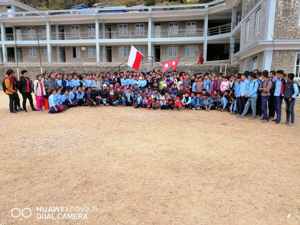 Une photo de la Highschool de Rigaon, prise fin 2018 avec le drapeau de Monaco et du Nepal